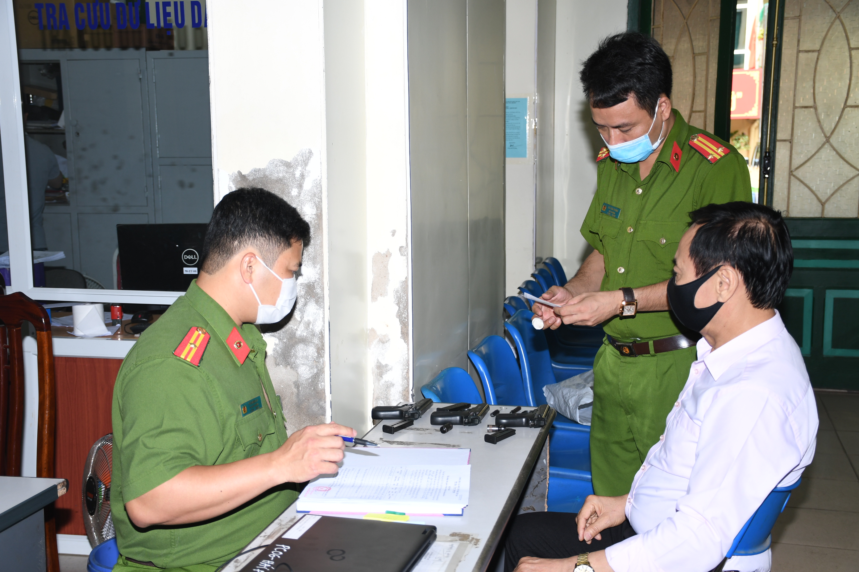 Vận động Nhân dân giao nộp 79 viên đạn, 84 vũ khí thô sơ, 4 dao kiếm, 0,3 kg pháo